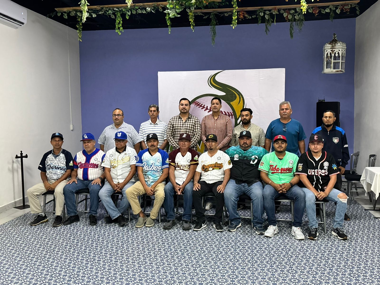 Presentan uniformes para los equipos que participarán en la Liga Nayarita de Béisbol